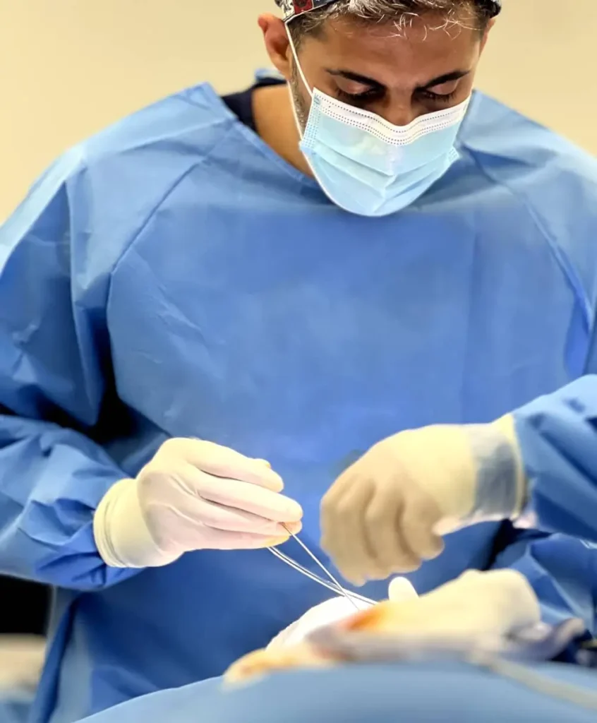 جراح تجميل الرياض د. حسن النعيم أثناء إجراء عملية جراحية