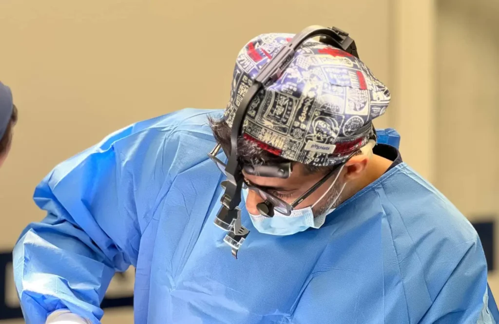 جراح تجميل يستخدم عدسات تكبير جراحية متخصصة